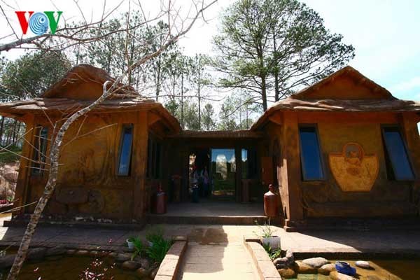 Incredible basaltic clay villa in Da Lat - ảnh 4